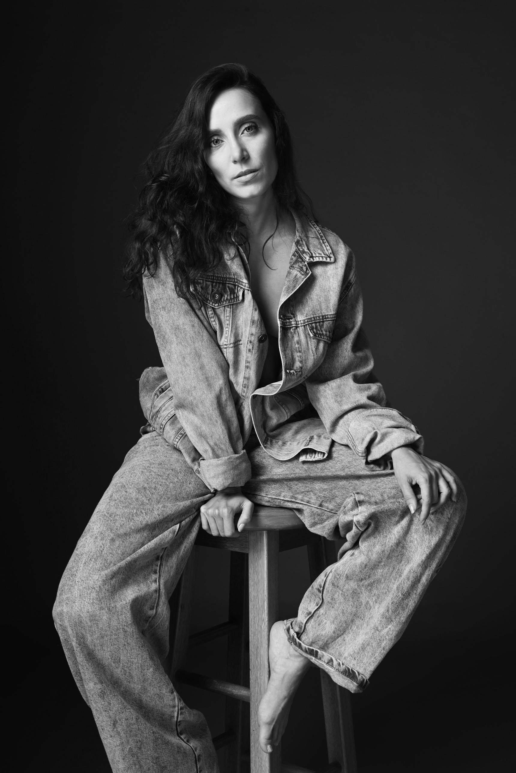 Melissa Jaramillo, editorial en denim, blanco y negro