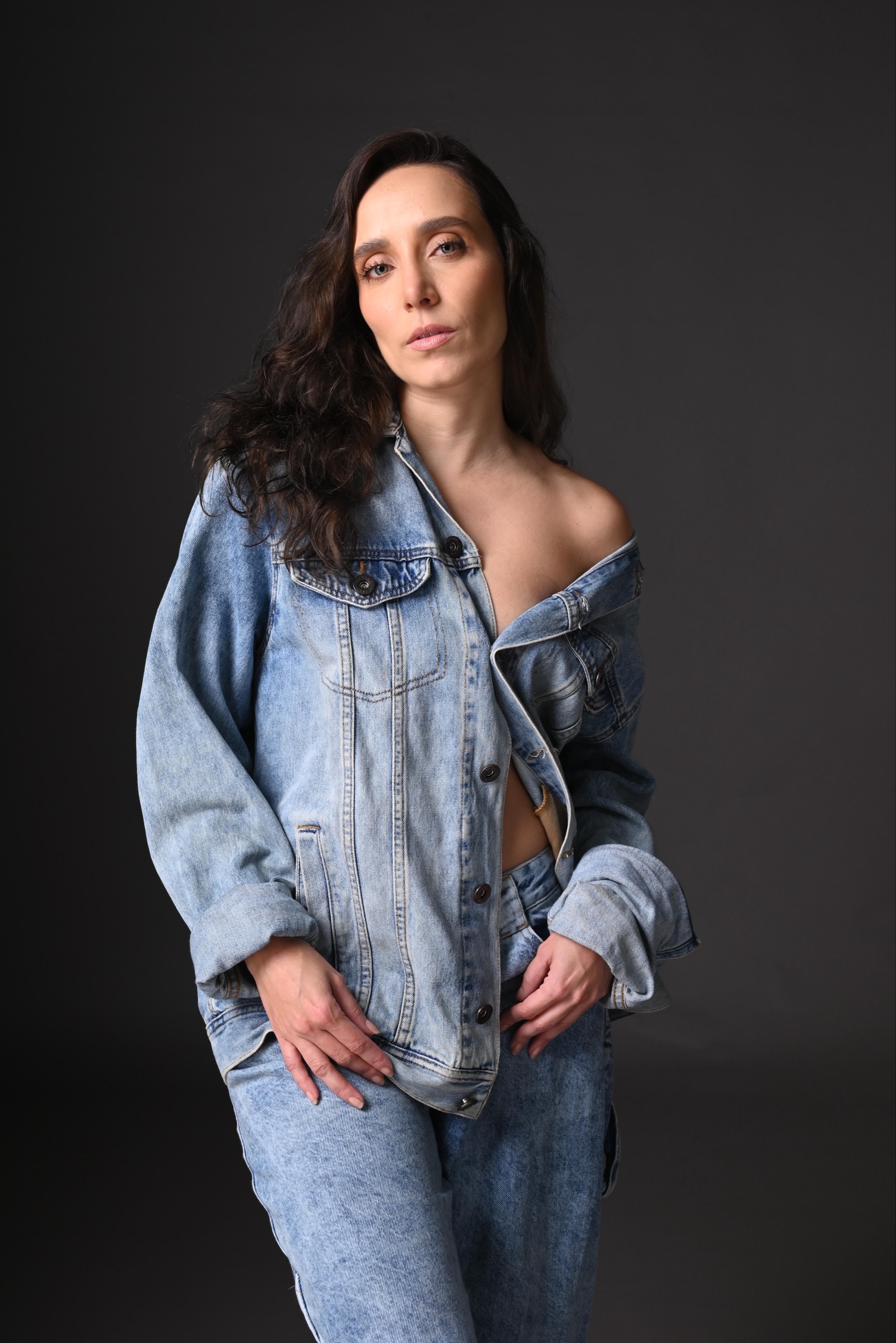 Melissa Jaramillo, editorial en chaqueta de denim de pie