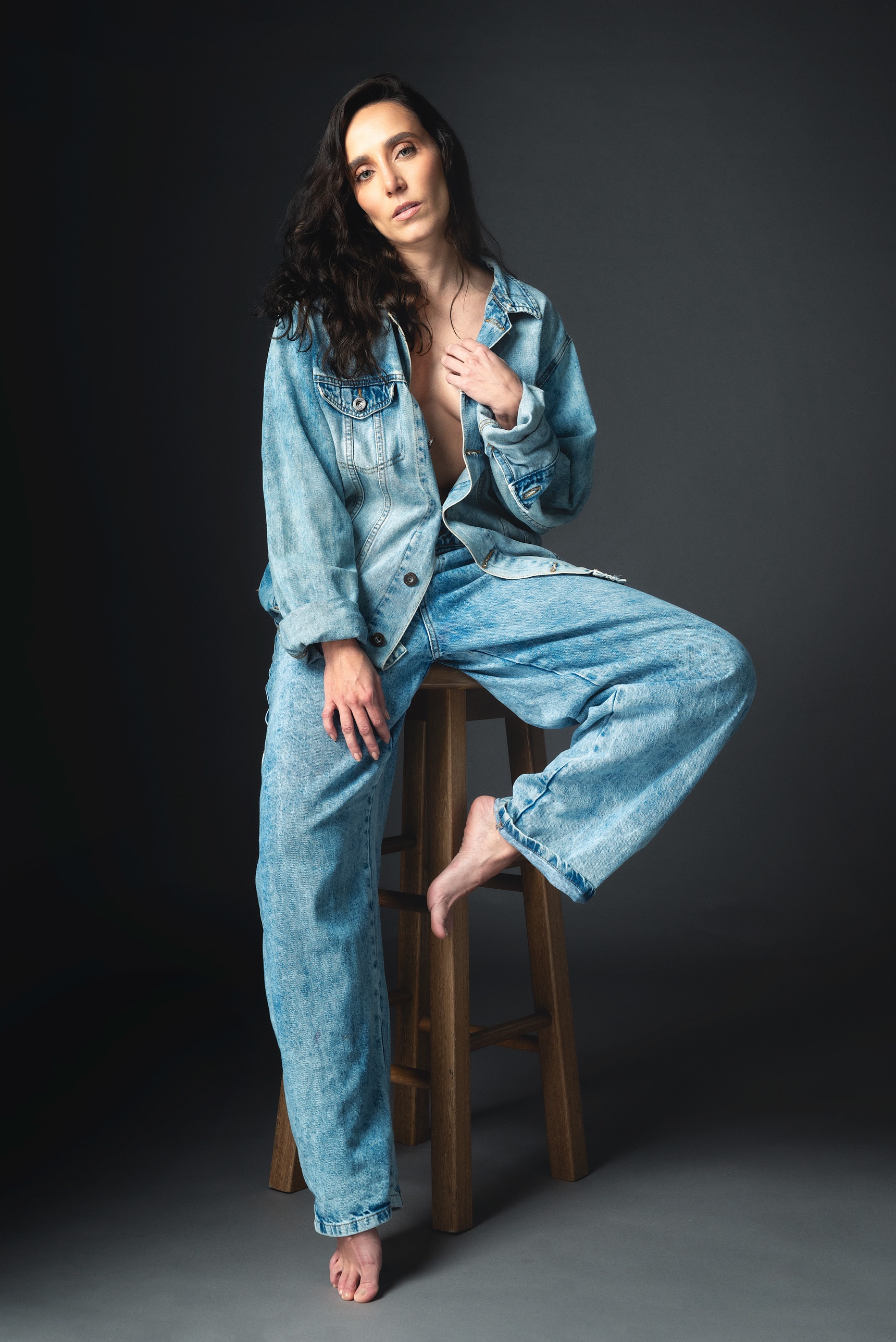 Melissa Jaramillo, editorial en denim sobre banco de madera