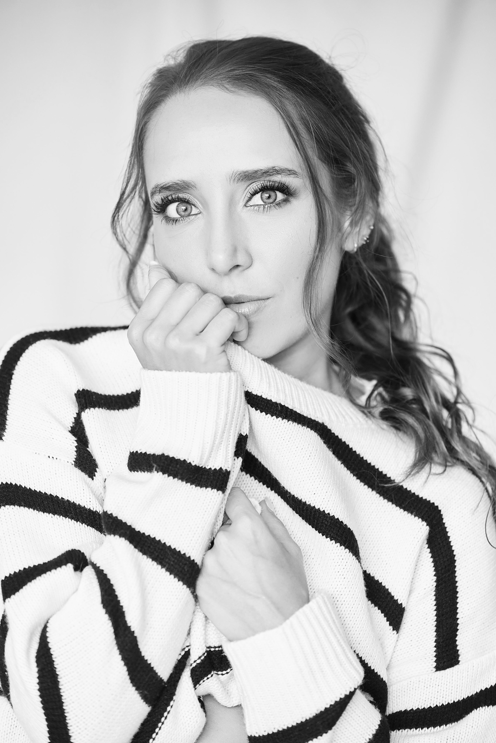 Melissa Jaramillo, retrato en blanco y negro con suéter