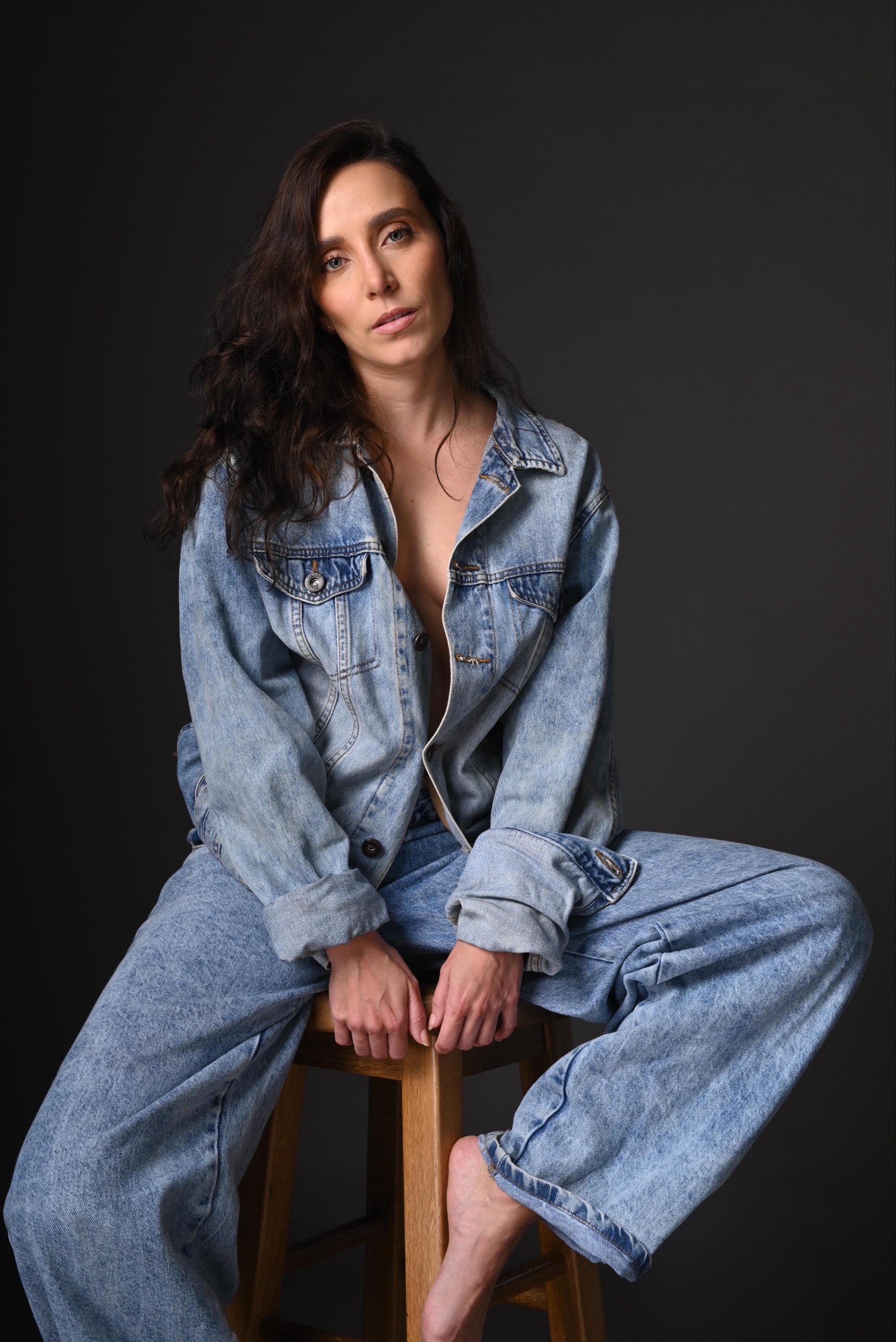 Melissa Jaramillo, editorial en denim, plano completo