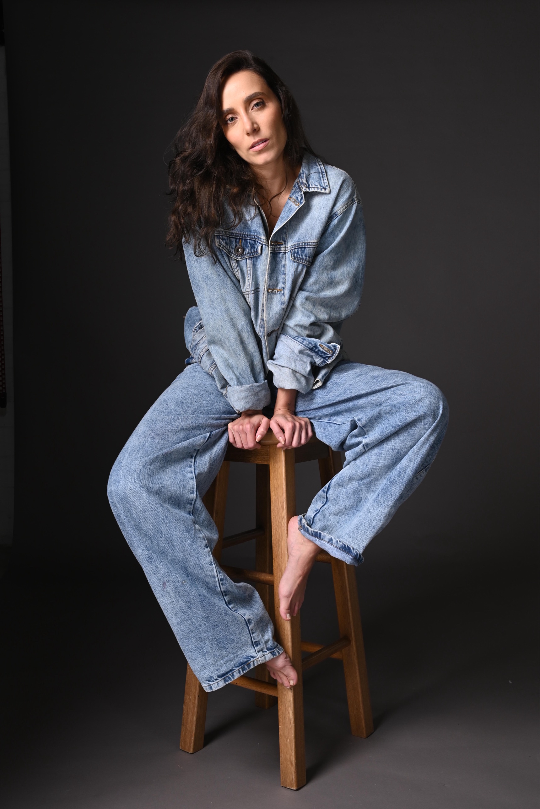 Melissa Jaramillo, editorial en denim, retrato sentado