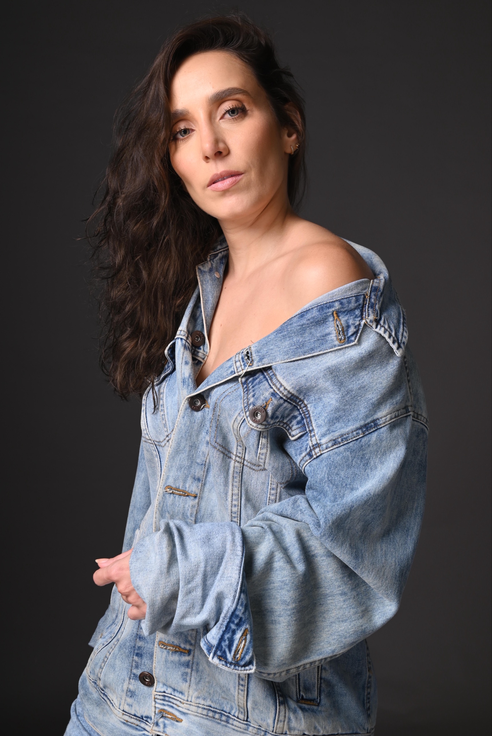 Melissa Jaramillo, retrato de cerca en chaqueta de denim