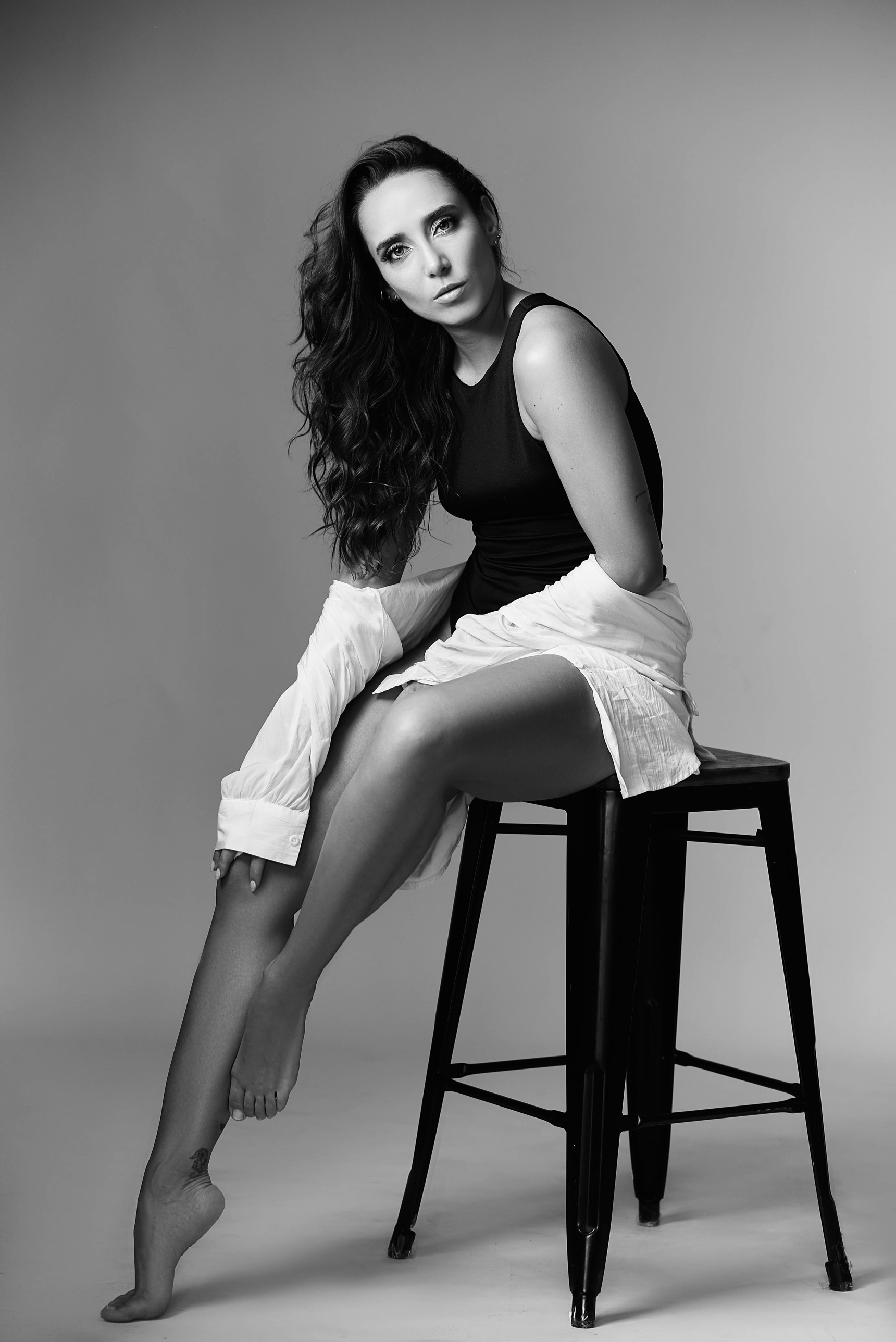 Melissa Jaramillo, retrato en blanco y negro sobre banco