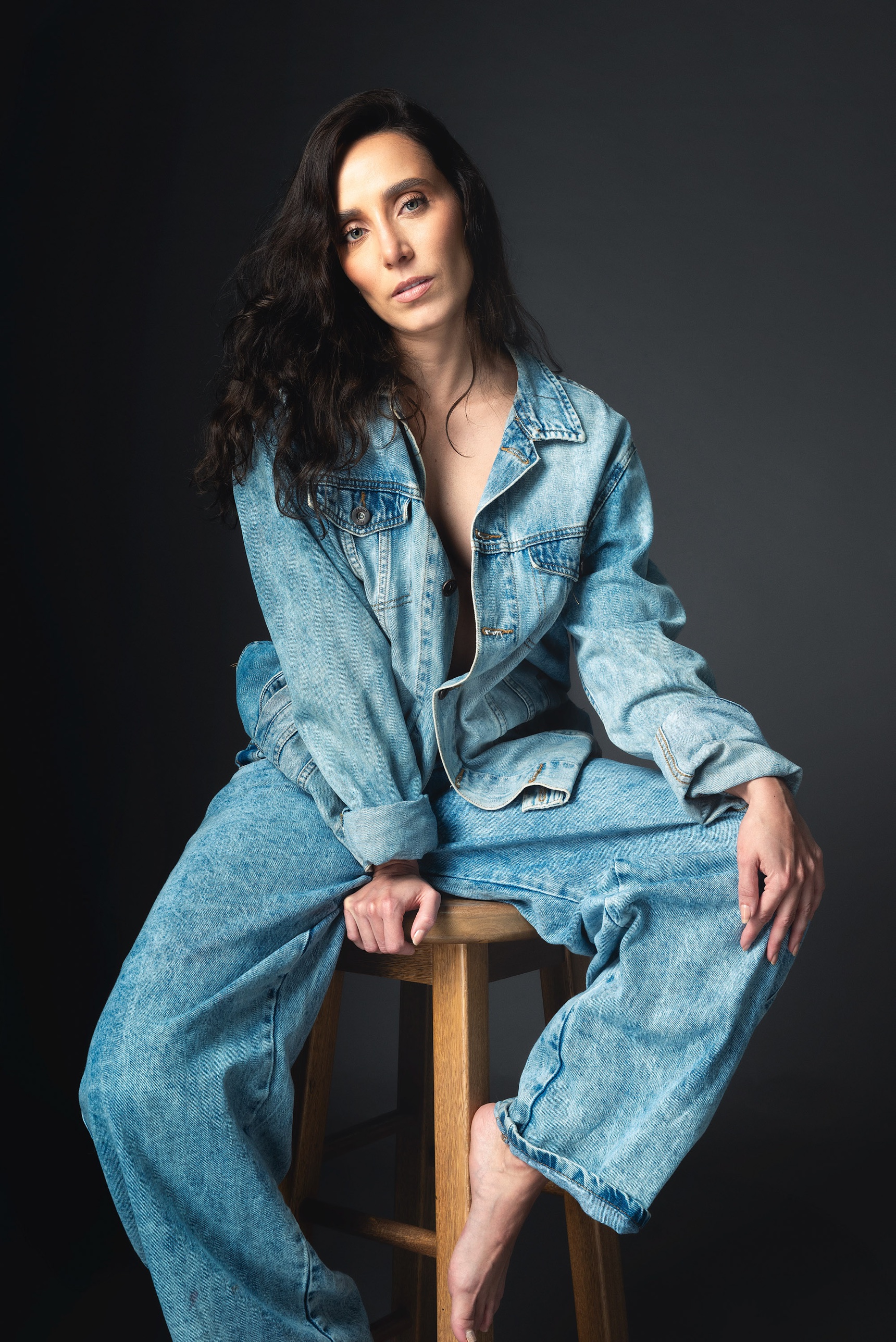 Melissa Jaramillo, retrato editorial en conjunto de denim